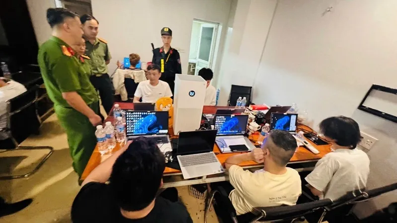 Việt Nam triệt ph&aacute; ổ nh&oacute;m lừa đảo trực tuyến, bắt 19 người Trung Quốc 