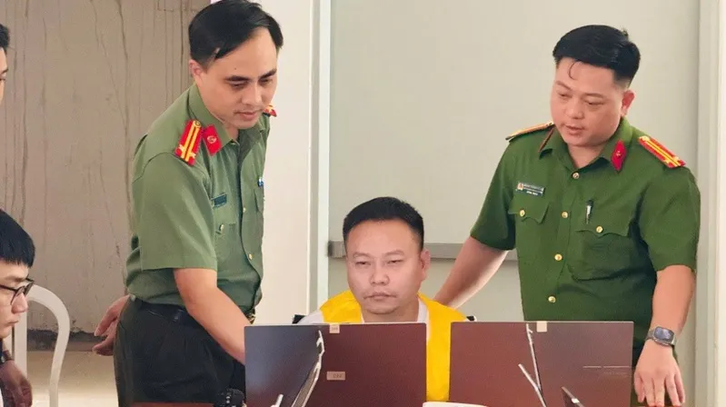 Việt Nam triệt ph&aacute; ổ nh&oacute;m lừa đảo trực tuyến, bắt 19 người Trung Quốc 