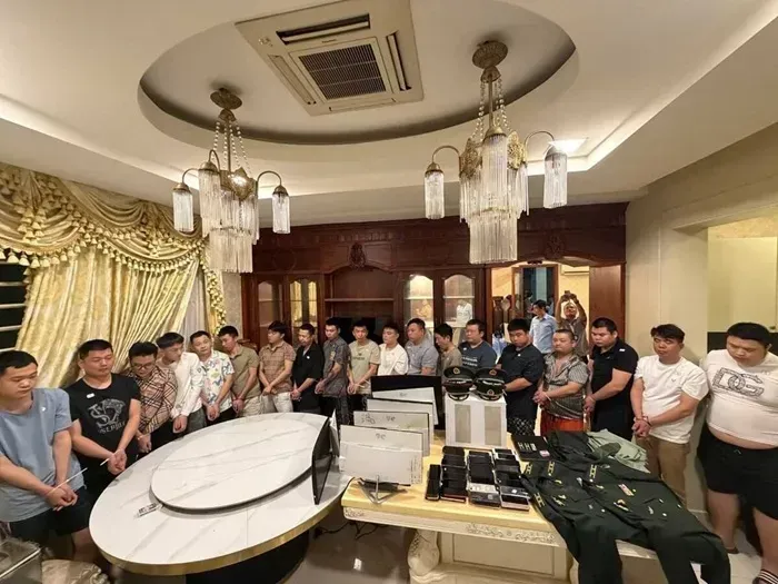 Campuchia bắt giữ 19 người Trung Quốc giả danh qu&acirc;n nh&acirc;n để lừa đảo