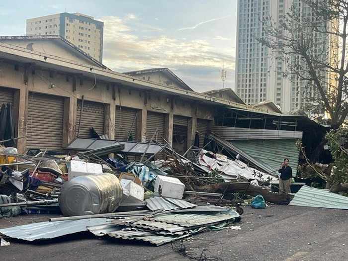 Bao-Kalmaegi-can-quet-mien-Trung-suy-yeu-thanh-vung-ap-thap-2.webp Bão Kalmaegi càn quét miền Trung suy yếu thành vùng áp thấp