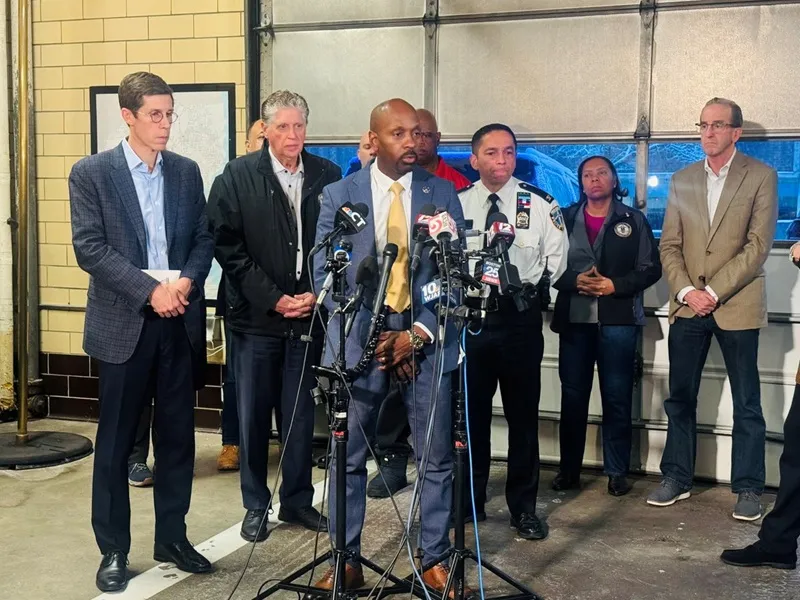 canh-sat-hoa-ky-truy-lung-ke-xa-sung-tai-dai-hoc-brown-1_11zon.webp Cảnh sát Hoa Kỳ truy lùng kẻ xả súng tại Đại học Brown