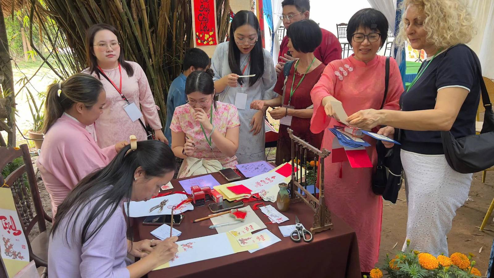 Tổng l&atilde;nh sự c&aacute;c nước tham gia Du xu&acirc;n hữu nghị tại Việt Nam