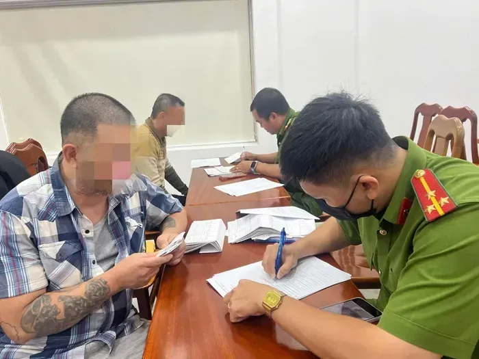 cong-an-tphcm-tiep-nhan-47-cong-dan-viet-nam-bi-hoa-ky-truc-xuat-2.webp Công an TP. HCM tiếp nhận 47 công dân Việt Nam bị Hoa Kỳ trục xuất