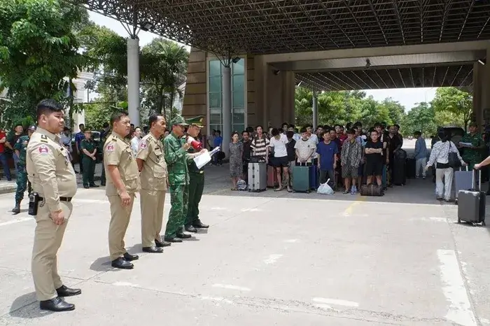 Cổng Thông tin điện tử Công an tỉnh Tây Ninh ngày 10/9 đăng tải nội dung, quá trình tiếp nhận thực hiện bởi Phòng Cảnh sát hình sự Công an tỉnh Tây Ninh phối hợp cùng Cục Quản lý xuất nhập cảnh thuộc Bộ Công an Việt Nam, các đơn vị nghiệp vụ liên quan và Đồn Biên phòng Cửa khẩu Quốc tế Mộc Bài. 79 công dân được trao trả (gồm 66 nam, 13 nữ), đến từ 22 tỉnh, thành trên cả nước. Qua xác minh ban đầu, có 22 người xuất cảnh hợp pháp bằng hộ chiếu qua cửa khẩu, trong khi 57 trường hợp còn lại vượt biên trái phép. Đáng chú ý, nhóm có một người thuộc diện cấm xuất cảnh theo quyết định Chi cục Thi hành án Dân sự quận Bình Tân (cũ), do chưa hoàn thành nghĩa vụ thi hành án. Lực lượng chức năng Việt Nam và Campuchia làm thủ tục bàn giao, tiếp nhận công dân được trao trả. Nguồn: Cổng Thông tin điện tử Công an tỉnh Tây Ninh Những người này khai rằng họ sang Campuchia (thành phố Phnom Pênh và thị xã Bavet) vì mục đích tìm việc làm tại cơ sở karaoke, nhà hàng, quán ăn,... phần lớn do người Trung Quốc điều hành. Một số người làm phiên dịch, phục vụ, tiếp viên; số khác tham gia hoạt động cho các công ty lừa đảo, bao gồm bán hàng đa cấp, điều hành ứng dụng tài chính ảo, trò chơi đánh bạc trá hình hoặc lừa đảo đầu tư. Sau khi phân loại, cơ quan chức năng đã làm thủ tục nhập cảnh cho 22 người có hành trình hợp pháp (14 người có hộ chiếu, 8 người có giấy tờ xuất cảnh đúng quy định). Với 57 trường hợp xuất cảnh trái phép, Đồn Biên phòng Mộc Bài xử phạt hành chính 55 người cùng tổng số tiền phạt là 206 triệu đồng; một trường hợp không bị xử phạt vì đã hết thời hiệu xử phạt và một người đang bị tạm giữ do có dấu hiệu phạm tội liên quan đến hoạt động xuất nhập cảnh. Đến 20 giờ cùng ngày 9/9, 78 công dân Việt Nam được bàn giao cho công an tỉnh, thành để đưa về địa phương tiếp tục xác minh và xử lý theo đúng quy định. Riêng 1 trường hợp nghi phạm liên quan đến hoạt động xuất nhập cảnh bị giữ lại, tiếp tục điều tra làm rõ hành vi vi phạm pháp luật. Lực lượng chức năng làm việc với các công dân được trao trả. Nguồn: Cổng Thông tin điện tử Công an tỉnh Tây Ninh Vũ Hà