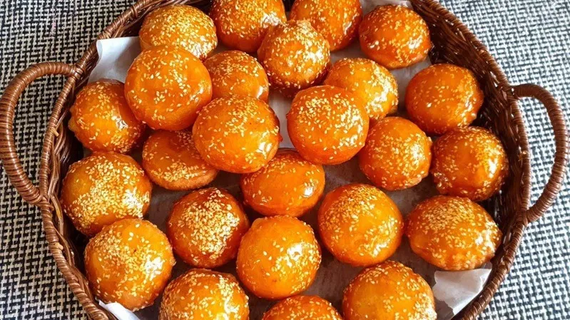 banh-cam-mon-banh-quen-thuoc-o-goc-cho-que-1_11zon.webp Bánh cam - Món bánh quen thuộc ở góc chợ quê