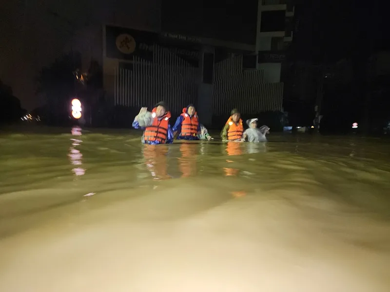 Mưa lũ bủa vây nhiều nơi ở Huế và Đà Nẵng Mưa lũ bủa vây nhiều nơi ở Huế và Đà Nẵng