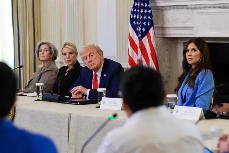 Ông Trump muốn bỏ tù Thống đốc Illinois và Thị trưởng Chicago Ông Trump muốn bỏ tù Thống đốc Illinois và Thị trưởng Chicago