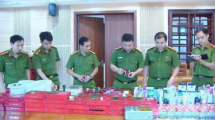cong-an-thanh-hoa-triet-pha-duong-day-san-xuat-thuoc-an-cung-gia-my-pham-nhai-1.webp Công an Thanh Hóa triệt phá đường dây sản xuất thuốc An Cung giả, mỹ phẩm nhái