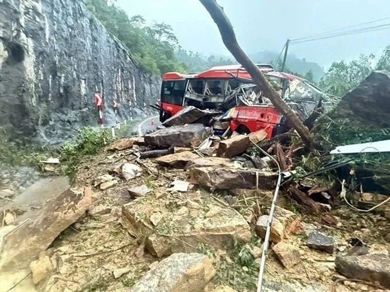 Khan-truong-khac-phuc-sat-lo-tai-Khanh-Le-Khanh-Hoa-2.webp Khẩn trương khắc phục sạt lở tại Khánh Lê, Khánh Hòa