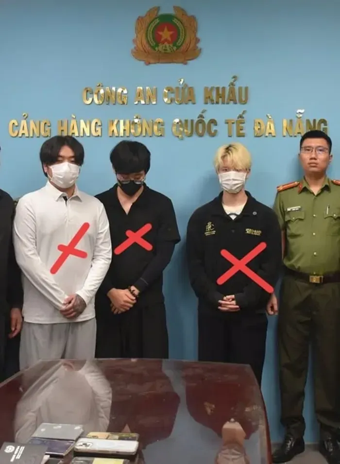 Việt Nam bắt ba nghi phạm Hàn Quốc bị Interpol truy nã đỏ Việt Nam bắt ba nghi phạm Hàn Quốc bị Interpol truy nã đỏ