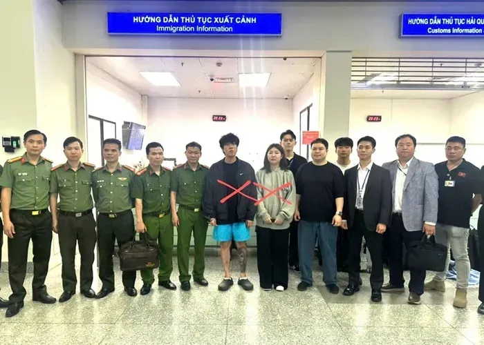 Vietnam Hands Over Two Interpol Red Notice Fugitives to South Korea Vietnam Hands Over Two Interpol Red Notice Fugitives to South Korea