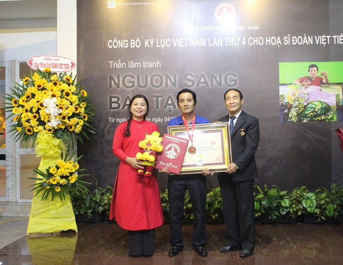 Sau 2 năm họa sĩ Đoàn Việt Tiến tiếp tục nhận kỷ lục lần 4 Sau 2 năm họa sĩ Đoàn Việt Tiến tiếp tục nhận kỷ lục lần 4