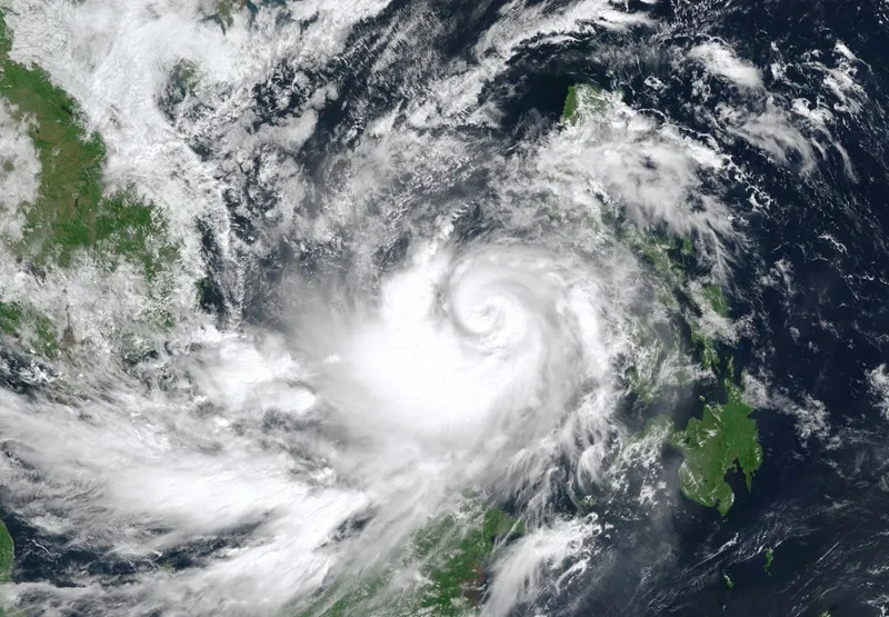 Siêu bão Kalmaegi tàn phá Philippines sắp đổ bộ Việt Nam