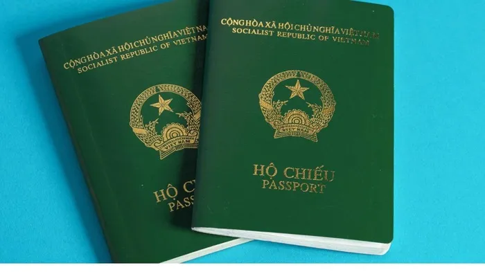 Công dân sở hữu hai quốc tịch nên sử dụng hộ chiếu Việt Nam khi về nước