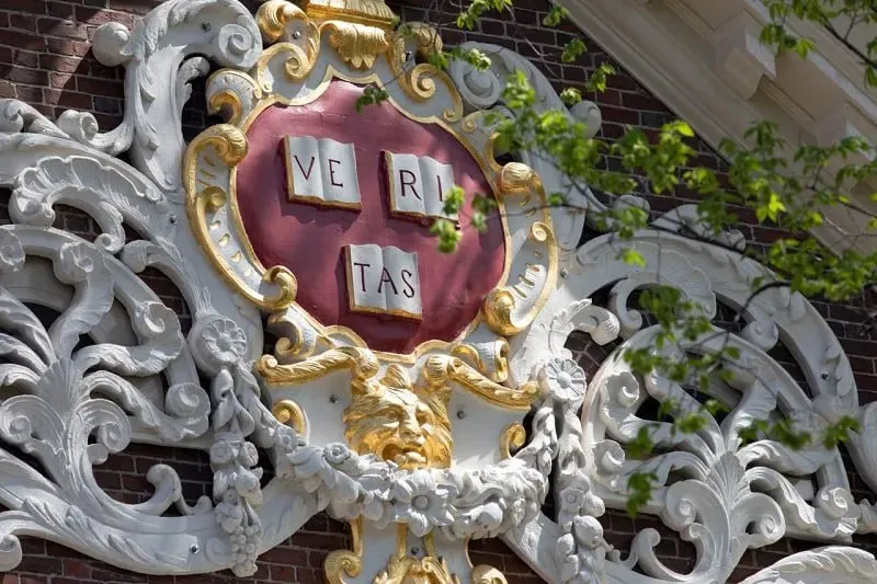 Vụ căng thẳng giữa Chính quyền và Harvard, thêm 450 triệu USD tài trợ bị cắt giảm