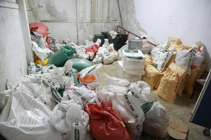 cong-an-nghe-an-triet-pha-xuong-san-xuat-phao-nguy-trang-kho-phan-bon-1.webp Công an Nghệ An triệt phá xưởng sản xuất pháo ngụy trang kho phân bón