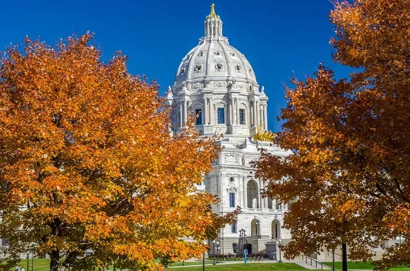 Ch&iacute;nh quyền Trump xem x&eacute;t quy chế tị nạn của cư d&acirc;n Minnesota