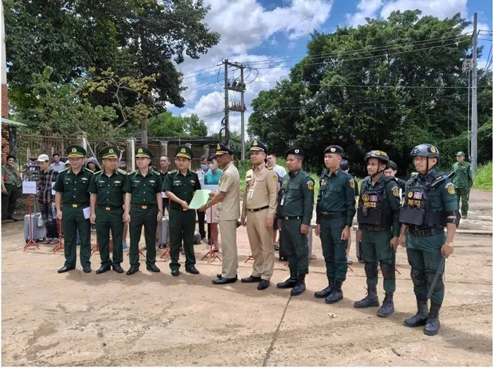 tiep-nhan-15-cong-dan-viet-tu-campuchia-ba-nguoi-nghi-bi-lua-ban-1_11zon.webp Tiếp nhận 15 công dân Việt từ Campuchia, ba người nghi bị lừa bán