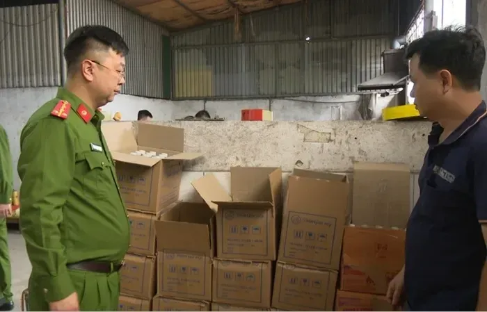   Bắt khẩn cấp đối tượng sản xuất gần 1.000 l&iacute;t dấm giả bằng axit