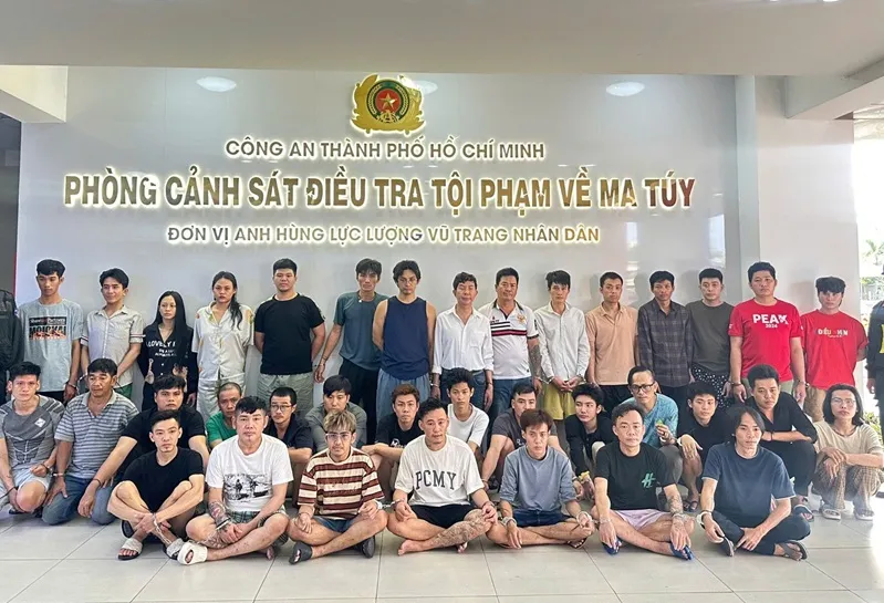 Ca sĩ Long Nhật v&agrave; Sơn Ngọc Minh bị bắt v&igrave; li&ecirc;n quan đến ma tu&yacute; 