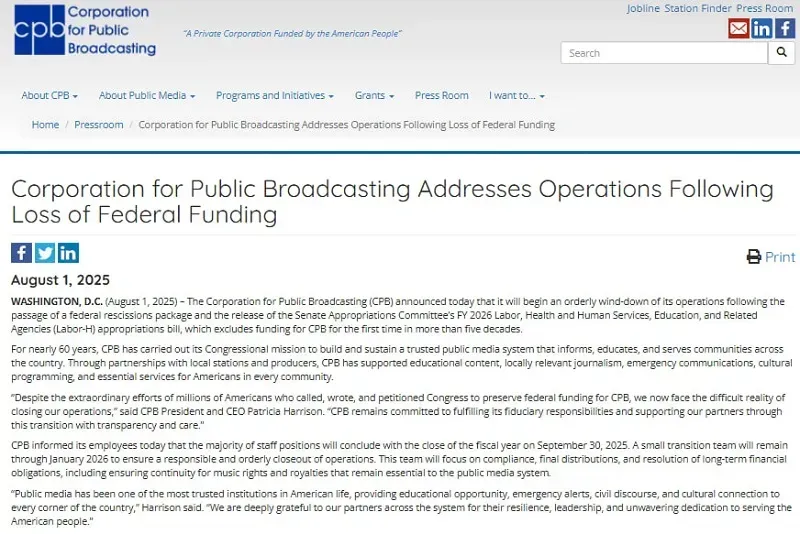Trong tuyên bố ngày 1/8, Tập đoàn Phát thanh Công cộng (Corporation for Public Broadcasting, viết tắt: CPB) cho biết sẽ bắt đầu quá trình đóng cửa do Chính phủ liên bang quyết định ngừng tài trợ. CPB là tổ chức phi lợi nhuận tư nhân, hoạt động từ năm 1967, chịu trách nhiệm quản lý các đài phát thanh, truyền hình công cộng, bao gồm Public Broadcasting Service (PBS) và National Public Radio (NPR). Như TAP News từng thông tin, thay đổi này bắt nguồn từ sắc lệnh hành pháp của Tổng thống Trump vào tháng 5, yêu cầu cắt tài trợ PBS - NPR. Đến tháng 6, Hạ viện đã thông qua yêu cầu của Nhà Trắng, đồng thời phê duyệt việc thu hồi 1,1 tỷ USD tiền - vốn phân bổ cho CPB. Tờ CBS News  cùng ngày (1/8) cho biết, đây sẽ là lần đầu tiên trong hơn 50 năm ngân sách CPB bị cắt giảm (áp dụng từ 2026). Tập đoàn Phát thanh Công cộng thông báo ngừng hoạt động trong vài tháng tới do mất nguồn tài trợ liên bang. Nguồn: Corporation for Public Broadcasting CPB dẫn lời Chủ tịch kiêm Tổng giám đốc điều hành CPB – bà Patricia Harrison tuyên bố, mặc dù đã có những nỗ lực mạnh mẽ để duy trì tài trợ liên bang, tập đoàn truyền thông này vẫn phải đối mặt với thực tế, dẫn đến quyết định đóng cửa. CPB cam kết sẽ hỗ trợ đối tác trong quá trình chuyển đổi này một cách minh bạch, chu đáo. Cũng trong thông báo, CPB nói nhân viên rằng, hầu hết vị trí sẽ kết thúc làm việc vào ngày 30/9/2025, nhưng một nhóm nhỏ lao động vẫn tiếp tục công việc dang dở đến tháng 1 năm sau. Trước đó trong tháng 4, ông Trump đã sa thải 03 thành viên ban quản trị CPB, khiến đơn vị này nộp đơn kiện, cáo buộc Tổng thống vượt quá quyền hạn. Tuy nhiên, vụ kiện bị hủy bỏ vào tuần trước, CBS News đưa tin. PBS và NPR – 02 tổ chức truyền thông công cộng nổi tiếng Hoa Kỳ do CPB tài trợ, từ lâu đã trở thành mục tiêu chỉ trích bởi Đảng Cộng hòa (Grand Old Party, viết tắt: GOP), đặc biệt là về vấn đề ngân sách. GOP đánh giá những tổ chức phụ chiếm gần nửa tỷ USD từ CPB để duy trì hoạt động. Tờ America Online tháng 5 từng dẫn lời Chủ tịch, kiêm Giám đốc điều hành NPR – bà Katherine Maher nhấn mạnh, NPR hiện nhận hơn 50% ngân sách từ nguồn tài trợ liên bang. Việc mất tài trợ nguy cơ khiến kênh truyền hình này đối mặt với việc sa thải nhân viên hoặc đóng cửa một số đài. Bà Maher nói, những vùng nông thôn, nơi đài phát thanh công cộng đóng vai trò quan trọng trong việc cung cấp thông tin khẩn cấp trọng về thiên tai như bão, lũ lụt và cháy rừng, sẽ chịu ảnh hưởng nặng nề nhất. Chủ tịch, kiêm Giám đốc điều hành NPR Katherine Maher nói có thể phải sa thải nhân viên hoặc đóng cửa một số đài do thiếu ngân sách liên bang. Nguồn: X “@krmaher”  Danny Tran