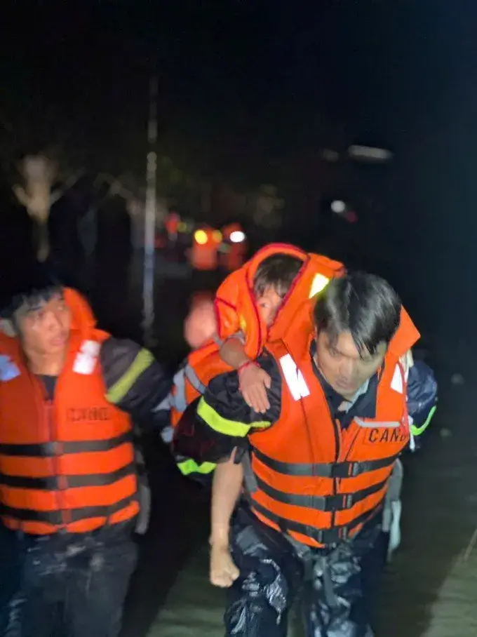 Giải cứu hàng trăm người tại khu vực ngập sâu ở TP. HCM Giải cứu hàng trăm người tại khu vực ngập sâu ở TP. HCM