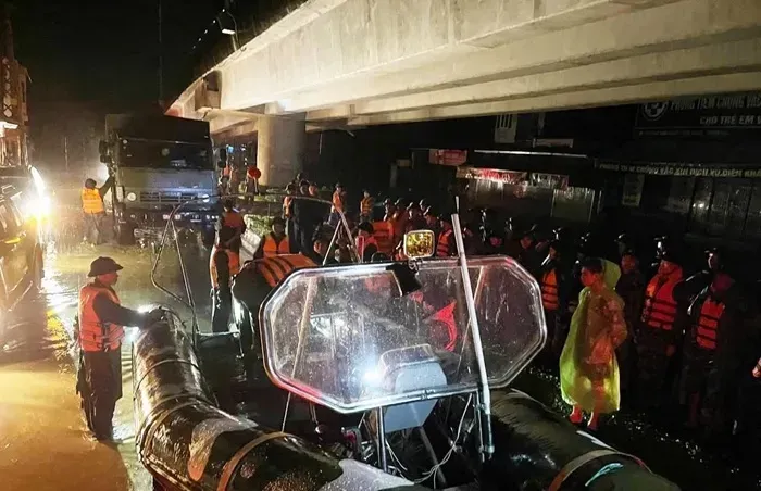 Lũ vượt lịch sử trên nhiều sông miền Trung, ngập từ Huế đến Khánh Hòa