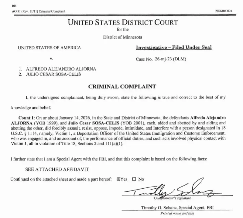 Kh&ocirc;ng truy tố 2 người đ&agrave;n &ocirc;ng bị c&aacute;o buộc h&agrave;nh hung nh&acirc;n vi&ecirc;n ICE