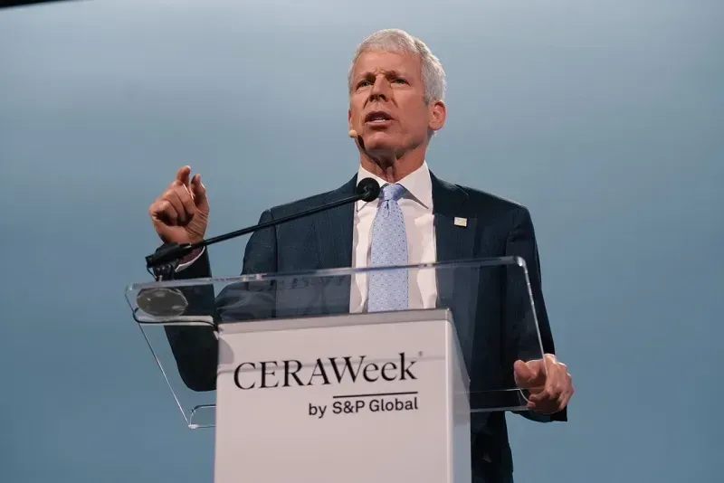 Hoa Kỳ: Gi&aacute; xăng kh&oacute; giảm xuống dưới 3 USD/gallon cho đến năm 2027?