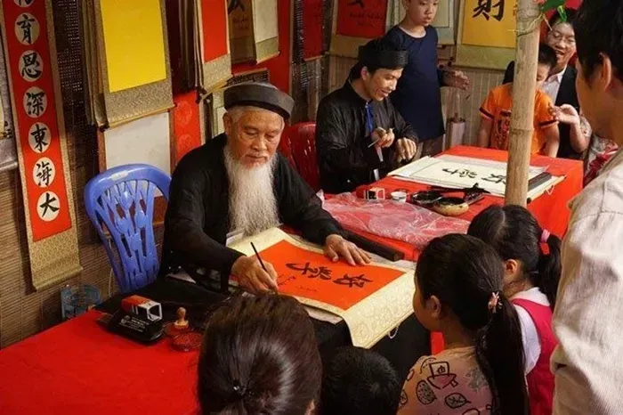 Asking for Calligraphy at Lunar New Year: A Timeless Vietnamese Cultural Tradition Asking for Calligraphy at Lunar New Year: A Timeless Vietnamese Cultural Tradition