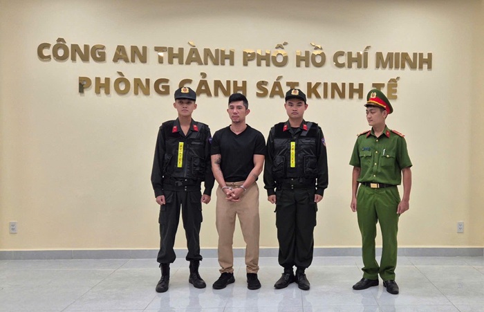 Vụ TikToker Ngân 98 bán hàng giả, người chồng bị khởi tố vì hối lộ Vụ TikToker Ngân 98 bán hàng giả, người chồng bị khởi tố vì hối lộ