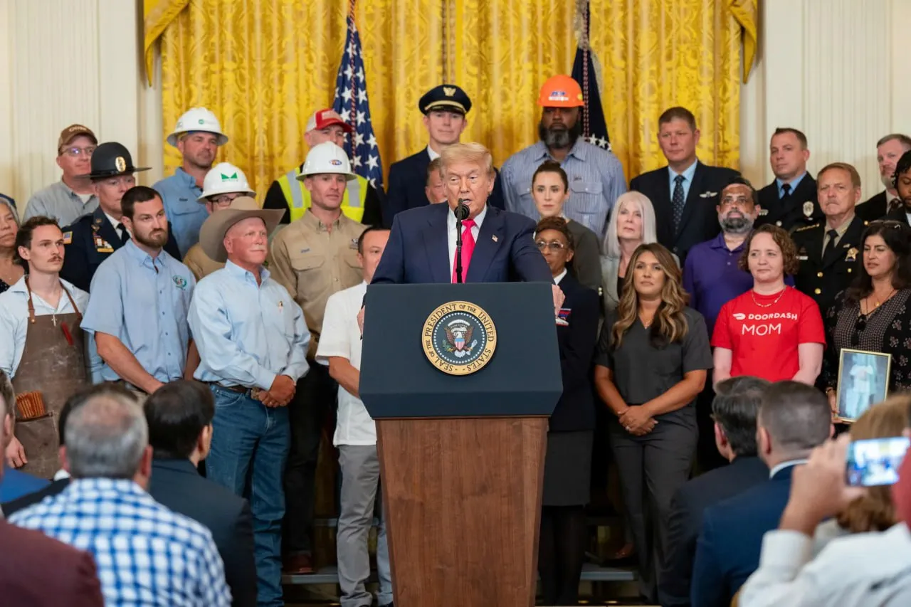 Tổng thống Trump kéo dài thời hạn áp thuế và công bố mức thuế mới với nhiều nước Tổng thống Trump kéo dài thời hạn áp thuế và công bố mức thuế mới với nhiều nước