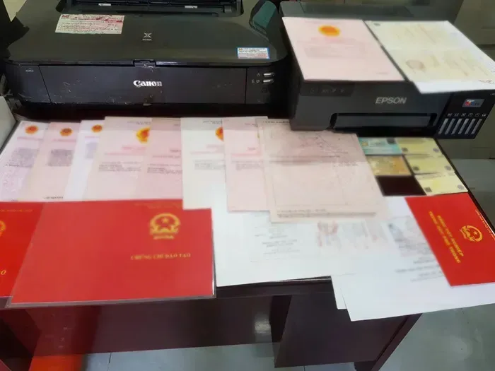 cong-an-nghe-an-2.webp Công an Nghệ An phá đường dây làm giả bằng cấp, sổ đỏ qua mạng