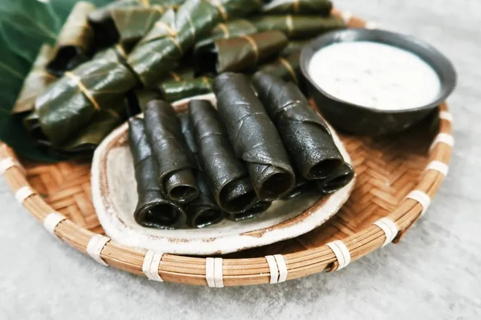 banh-la-mo-la-mit-mon-banh-dan-da-goi-tron-huong-que-1_11zon.webp Bánh lá mơ lá mít – Món bánh dân dã gói trọn hương quê