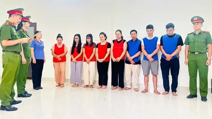 cong-an-thanh-hoa-triet-pha-duong-day-san-xuat-thuoc-an-cung-gia-my-pham-nhai-2.webp Công an Thanh Hóa triệt phá đường dây sản xuất thuốc An Cung giả, mỹ phẩm nhái