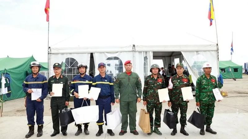 Chính phủ Venezuela trao huy chương “Anh hùng” cho đoàn cứu hộ Việt Nam