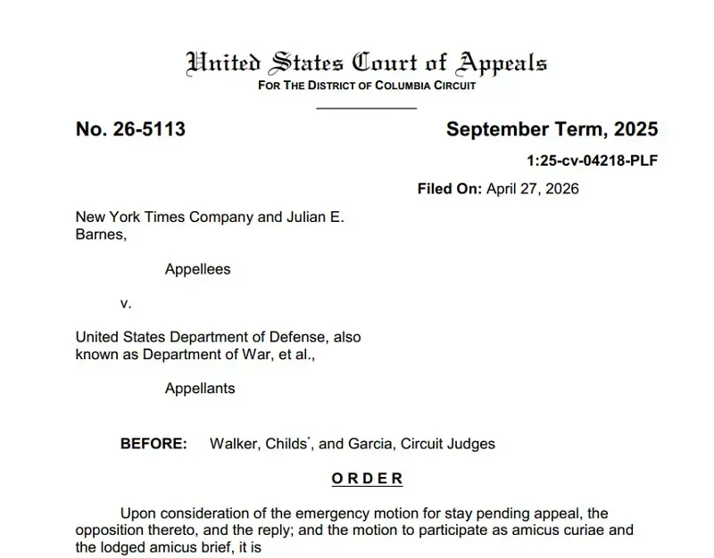 Ph&oacute;ng vi&ecirc;n tạm thời phải c&oacute; người hộ tống khi t&aacute;c nghiệp tại Lầu Năm G&oacute;c