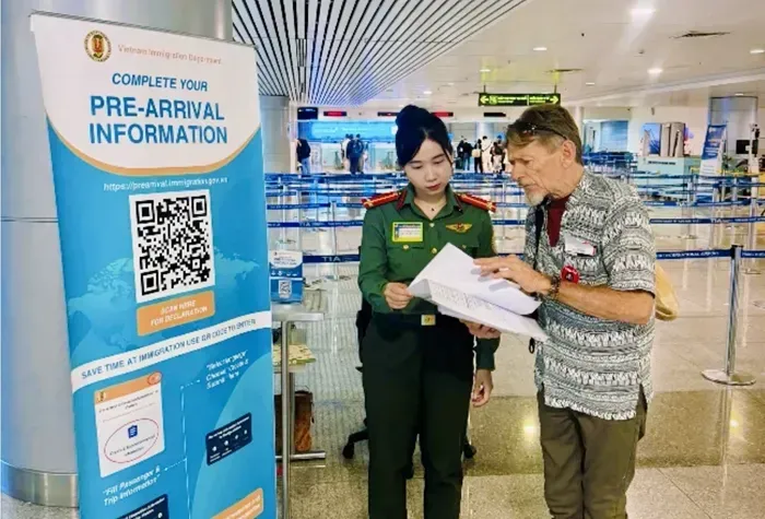 Người nước ngoài tại Việt Nam hưởng loạt thay đổi mới về thị thực, cư trú 