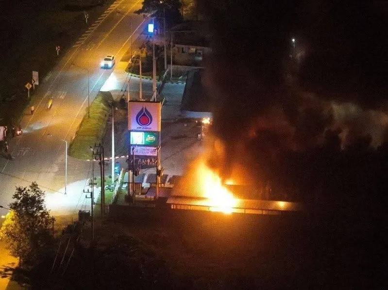 Thái Lan dậy sóng bởi vụ đánh bom đồng loạt 11 trạm xăng Thái Lan dậy sóng bởi vụ đánh bom đồng loạt 11 trạm xăng