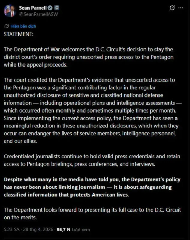 Ph&oacute;ng vi&ecirc;n tạm thời phải c&oacute; người hộ tống khi t&aacute;c nghiệp tại Lầu Năm G&oacute;c