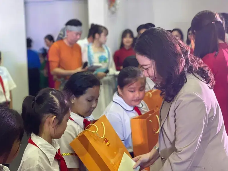 Phó Chủ tịch nước thăm tặng quà Trung thu cho trẻ em