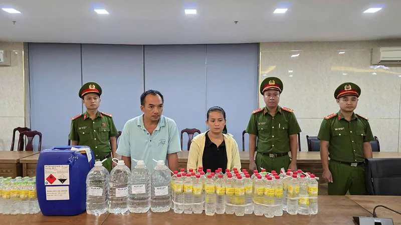 Đà Nẵng: Triệt phá cơ sở sản xuất giấm giả, mỗi ngày tung ra hơn 1.000 lít Đà Nẵng: Triệt phá cơ sở sản xuất giấm giả, mỗi ngày tung ra hơn 1.000 lít