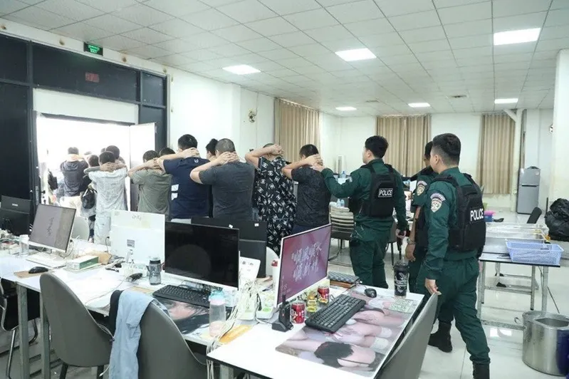 campuchia-dot-kich-khu-lua-dao-lon-bat-giu-2000-nguoi-nuoc-ngoai-3_11zon.webp Campuchia đột kích khu lừa đảo lớn, bắt giữ 2.000 người nước ngoài