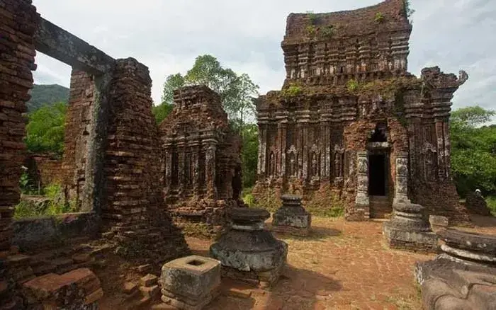 Theo bài viết Cổng Thông tin điện tử Chính phủ đăng tải ngày 29/9/2025, khu di tích khảo cổ và kiến trúc nghệ thuật Óc Eo - Ba Thê nằm tại thị trấn Óc Eo, huyện Thoại Sơn, tỉnh An Giang (cũ), có tổng diện tích quy hoạch bảo tồn khoảng 433,1 ha. Trong đó, khu vực sườn, chân núi Ba Thê (khu A) chiếm 143,9 ha, còn lại là cánh đồng Óc Eo (khu B) với diện tích 289,3 ha. Dẫn nghiên cứu “Một số thông tin về văn hóa Óc Eo” của Bảo tàng lịch sử Việt Nam, đăng trên Tạp chí Di sản Văn hóa số 2 (11) năm 2005, văn hóa Óc Eo là hiện tượng văn hóa - khảo cổ học lớn, gắn liền đất đai, con người vùng hạ lưu sông Mê Kông. Nền văn hóa này đồng thời có mối quan hệ mật thiết với lịch sử Đông Nam Á cổ đại. Văn hóa Óc Eo được biết đến rộng rãi sau cuộc khai quật năm 1944 tại cánh đồng Óc Eo (An Giang), do nhà khảo cổ học người Pháp Louis Malleret chủ trì.   Khu di tích khảo cổ và kiến trúc nghệ thuật Óc Eo - Ba Thê nằm tại thị trấn Óc Eo, huyện Thoại Sơn, tỉnh An Giang (cũ). Nguồn: Cổng Thông tin điện tử Chính phủ   Văn hóa Óc Eo được biết đến rộng rãi sau cuộc khai quật năm 1944 tại cánh đồng Óc Eo (An Giang), do nhà khảo cổ học người Pháp Louis Malleret chủ trì. Nguồn: Bộ Văn hóa, Thể thao và Du lịch Việt Nam  Cuộc khai quật trên đã cung cấp thêm nhiều thông tin về khu di tích nằm tại tỉnh An Giang. Núi Ba Thê là đỉnh cao nhất ở nhóm núi thành tạo từ hoa cương, gồm núi Nhỏ, núi Trọc ở phía Bắc, núi Tượng phía Đông Bắc, núi Trọc nằm ở giữa thị trấn Thoại Sơn và xã Vọng Thê (cũ), núi Sập ở phía Đông. Gồ Óc Eo cách chân núi Ba Thê khoảng hơn 1km phía Tây Nam. Dấu vết con kênh cổ, gọi là Lung Lớn (đường nước trung tâm thành thị Óc Eo), nối liền hai di chỉ Óc Eo, Nền Chùa vẫn đậm nét trên hiện trường. Ngày nay, hầu hết gò nhỏ, kể cả gò Óc Eo, đều bị san phẳng để làm ruộng. Chỉ những gò lớn như Gò Cây Thị, Giồng Cát, Giồng Xoài,...còn tồn tại. Hiện Óc Eo nằm sâu trong đất liền hơn 20km, nhưng theo các nhà địa chất, khoảng đầu Công nguyên, Óc Eo đóng vai trò như cửa biển thông ra Vịnh Thái Lan.  Núi Ba Thê là đỉnh cao nhất ở nhóm núi thành tạo từ hoa cương, gồm núi Nhỏ, núi Trọc ở phía Bắc, núi Tượng về phía Đông Bắc, núi Trọc nằm ở giữa thị trấn Thoại Sơn và xã Vọng Thê (cũ). Nguồn: UBND tỉnh An Giang  Di tích Gò Cây Thị A. Nguồn: Tổng Cục Du lịch Việt Nam Những phát hiện khảo cổ học ở khu di tích Óc Eo - Ba Thê đã cung cấp thêm nhiều dữ liệu khoa học quan trọng, giúp làm sáng tỏ đặc điểm, tính chất một “đô thị cổ” từng phát triển phồn thịnh trên cánh đồng Óc Eo. Khu vực này từng là nơi cư trú sầm uất dọc theo hệ thống kênh rạch, nền kinh tế nông nghiệp kết hợp thương nghiệp phát triển mạnh mẽ. Hoạt động giao thương đường biển tại đây mang tính quốc tế, thể hiện qua các mối liên kết chặt chẽ cùng nhiều vùng lãnh thổ khác nhau trên thế giới cùng thời kỳ. Cổng thông tin điện tử Chính phủ chia sẻ thêm, với giá trị và tầm vóc lớn văn hóa Óc Eo ở lịch sử Việt Nam, khu di tích Óc Eo - Ba Thê được xếp hạng Di tích Quốc gia đặc biệt từ ngày 27/9/2012. Đến ngày 23/1/2021, Thủ tướng Chính phủ đã phê duyệt Quy hoạch bảo quản, tu bổ, phục hồi khu di tích. Ngày 4/1/2022, Trung tâm Di sản thế giới của UNESCO đưa Khu di tích khảo cổ Óc Eo - Ba Thê vào Danh sách dự kiến lập Hồ sơ Di sản văn hóa thế giới. Trên cơ sở đó, mới đây, Phó Thủ tướng Chính phủ giao Bộ Văn hóa, Thể thao và Du lịch Việt Nam (VHTT&DL) phối hợp UBND tỉnh An Giang rà soát kỹ lưỡng, hoàn thiện nội dung hồ sơ đề cử khu di tích trở thành Di sản Văn hóa thế giới, bảo đảm chất lượng, đúng quy định pháp luật. Bộ trưởng Bộ VHTT&DL nhận ủy quyền ký Hồ sơ đề cử “Khu di tích khảo cổ Óc Eo - Ba Thê, tỉnh An Giang” (bản dự thảo), gửi đến Trung tâm Di sản thế giới UNESCO. Bộ Ngoại giao Việt Nam, Ủy ban Quốc gia UNESCO Việt Nam có trách nhiệm chủ trì, phối hợp với cơ quan liên quan thực hiện đầy đủ thủ tục, gửi bản dự thảo hồ sơ trước ngày 30/9/2025 đúng quy định. Đồng thời, các cơ quan sẽ phát huy vai trò Việt Nam trong cơ chế điều hành của UNESCO; tích cực hỗ trợ Bộ VHTT&DL, UBND tỉnh An Giang, những bên liên quan vận động quốc tế, tạo sự đồng thuận, ủng hộ việc ghi danh khu di tích trên là Di sản thế giới. UBND tỉnh An Giang chịu trách nhiệm toàn diện nội dung hồ sơ đề cử theo quy định Công ước 1972 của UNESCO về Bảo tồn Di sản Văn hóa và Thiên nhiên thế giới, cũng như pháp luật Việt Nam liên quan đến di sản văn hóa. Tỉnh An Giang nhận nhiệm vụ chủ trì, phối hợp chặt chẽ cùng cơ quan trung ương, chuyên gia, nhà khoa học trong - ngoài nước để khẩn trương nghiên cứu, rà soát, bổ sung, chỉnh sửa, hoàn thiện bản hồ sơ chính thức.  Phuong Anh