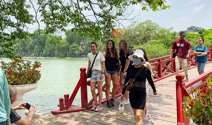 Du lịch Việt Nam lập kỷ lục đ&oacute;n gần 21,2 triệu kh&aacute;ch quốc tế năm 2025