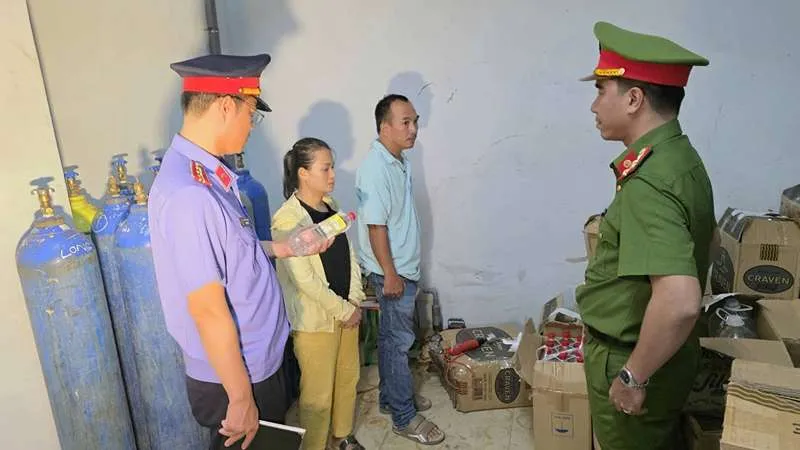Đà Nẵng: Triệt phá cơ sở sản xuất giấm giả, mỗi ngày tung ra hơn 1.000 lít