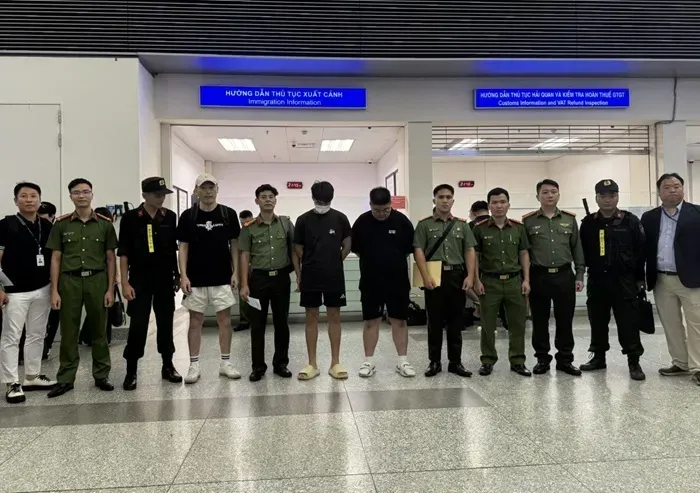 Việt Nam bàn giao 8 đối tượng bị Interpol truy nã đỏ cho Hàn Quốc