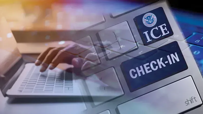 Cụ thể, tài khoản MXH @iceblock.app sở hữu bởi Bluesky ngày 3/10 đăng bài xác nhận việc bị xóa khỏi cửa hàng trực tuyến thuộc Apple. Phía nhà phát triển nghi ngờ nguyên nhân do “áp lực của chính quyền Trump” giữa bối cảnh các hoạt động trục xuất đang gia tăng. Bởi ứng dụng ICEBlock hoạt động hoàn toàn miễn phí để người dùng cảnh báo lẫn nhau về sự hiện diện của nhân viên ICE ở phạm vi bán kính 8km. Chính tính năng thiết thực này giúp ứng dụng cán mốc 1 triệu lượt tải chỉ trong vòng một tháng trước khi bị gỡ bỏ. Ứng dụng theo dõi đặc vụ ICE bị gỡ khỏi App Store. Nguồn: ICEBlock Truyền thông Hoa Kỳ (The Hill) ngày 3/10 dẫn lời người đại diện Apple cho biết, công ty xây dựng App Store với mục tiêu tạo ra môi trường an toàn, đáng tin cậy để người dùng tìm kiếm ứng dụng. Tuy nhiên, căn cứ thông tin từ cơ quan thực thi pháp luật về rủi ro an toàn liên quan ICEBlock, hãng quyết định loại bỏ ứng dụng, cũng như những ứng dụng có chức năng tương tự khỏi cửa hàng trực tuyến. Mặc dù Apple đã đưa ra tuyên bố trước truyền thông, nhưng Bộ An ninh Nội địa (Department of Homeland Security), lẫn Cơ quan Thực thi Di trú và Hải quan (Immigration and Customs Enforcement, viết tắt: ICE) chưa đưa ra bất kỳ bình luận chính thức nào. ICEBlock không phải ứng dụng duy nhất sở hữu chức năng giúp cộng đồng theo dõi, cảnh báo sự xuất hiện của các đặc vụ ICE. Một ứng dụng khác tên “Coqui” vẫn còn hiện diện trên App Store theo ghi nhận ngày 3/10 từ CBS. Những ứng dụng này được một số người di cư tin tưởng sử dụng nhằm kịp thời nắm thông tin, tránh bị cơ quan thực thi luật di trú liên bang bắt giữ. Vào tháng 7, Phó giám đốc ICE - bà Madison Sheahan từng phát biểu với CBS rằng, một số ứng dụng như ICEBlock có thể gây ra nhiều rủi ro. Bà Sheahan lo ngại, chúng bị lạm dụng để phát hiện hoặc thậm chí phục kích đặc vụ. Mặc dù tự do ngôn luận và phát triển công nghệ rất đáng tôn trọng, nhưng khi vượt qua giới hạn, cản trở nỗ lực thực thi pháp luật, chúng sẽ trở nên nguy hiểm. Giới chức Hoa Kỳ lo ngại, Ứng dụng theo dõi đặc vụ ICE có thể bị lợi dụng để phát hiện hoặc thậm chí phục kích đặc vụ. Nguồn: Immigration and Customs Enforcement Đến tháng 9, như TAP News từng thông tin, một vụ nổ súng diễn tại cơ sở ICE ở Dallas và người nổ súng được cho từng tìm kiếm ứng dụng theo dõi vị trí đặc vụ trước khi thực hiện hành vi. Hiện tại, việc Apple gỡ bỏ ICEBlock làm dấy lên nhiều ý kiến trái chiều. Theo CBS, ngày 3/10, một số người tin rằng quyết định từ Apple giúp bảo vệ lực lượng thực thi pháp luật. Tuy nhiên, nhiều trường hợp khác lại lo ngại quyền tự do ngôn luận, khả năng tự bảo vệ của cộng đồng người di cư đang bị ảnh hưởng. Huy Niel