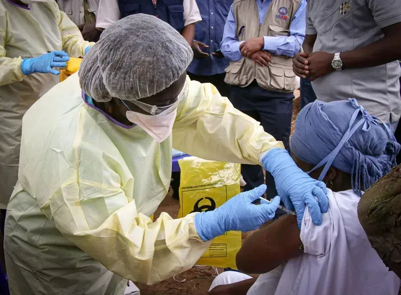 CDC n&acirc;ng cảnh b&aacute;o Ebola l&ecirc;n mức cao nhất khi dịch tiếp tục lan rộng