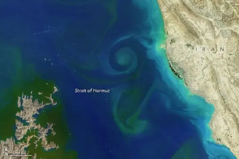 Ông Trump đề xuất đổi tên eo biển Hormuz thành “Eo biển Trump”